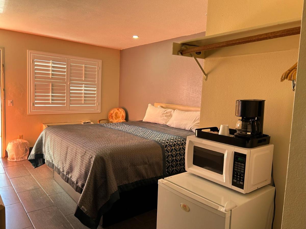 | California Inn Hotel and Suites Adelanto US 395