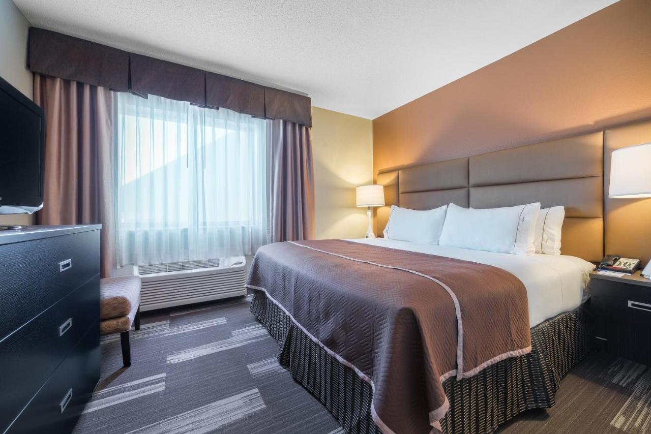  | Holiday Inn Express Hotel & Suites St. Paul-Woodbury