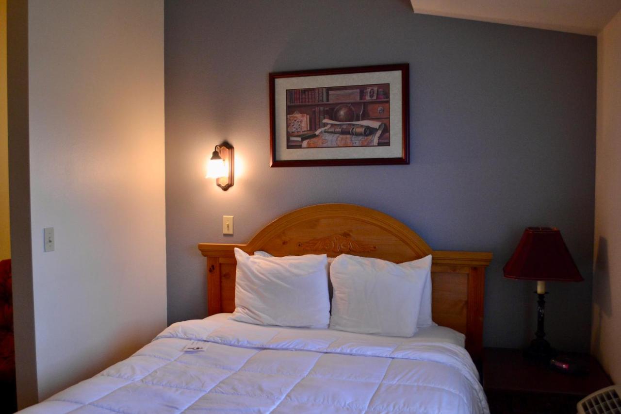 Queen Room at Anaco Bay Inn