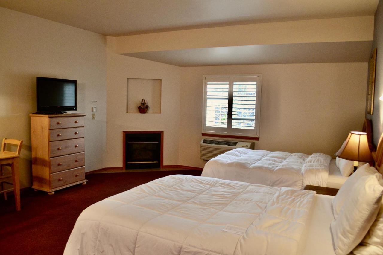 Queen Room with Two Queen Beds at Anaco Bay Inn