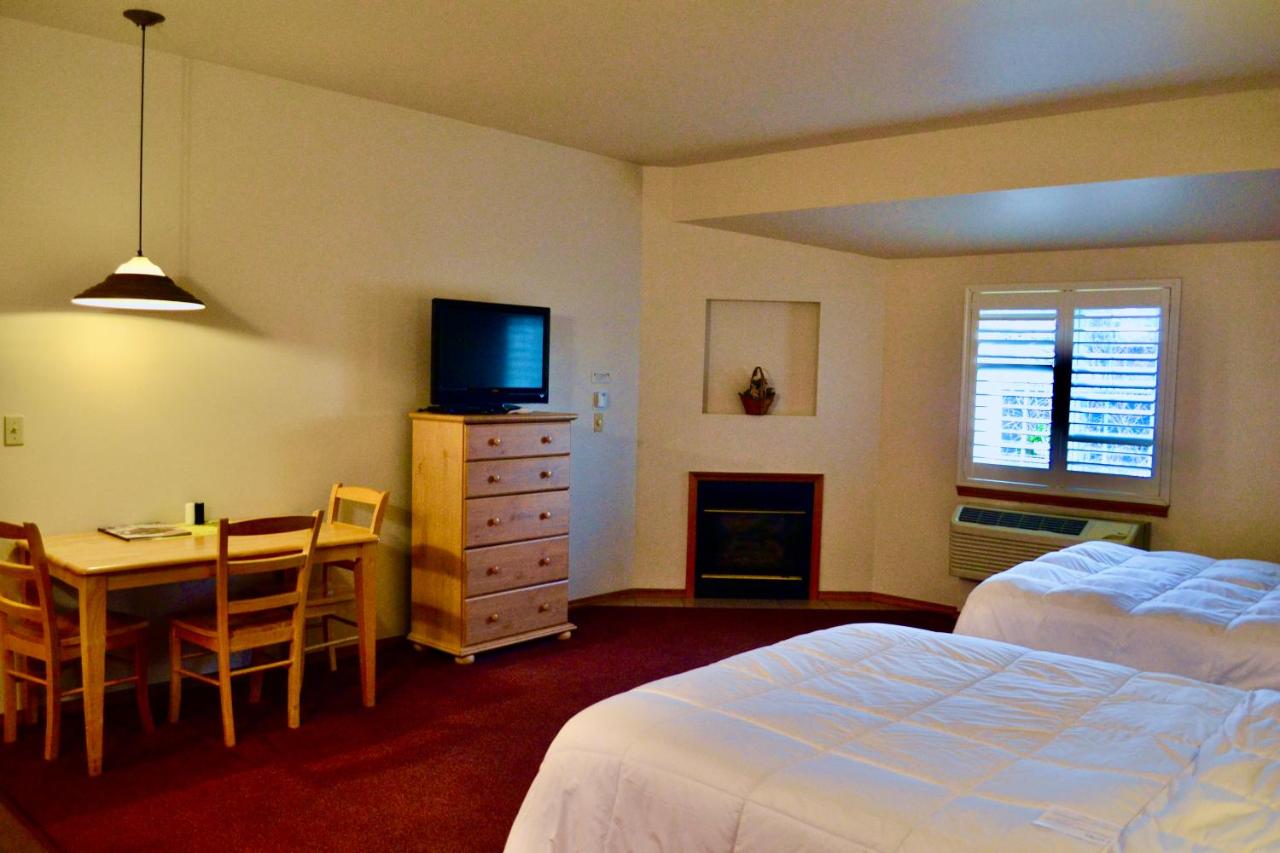 Queen Room with Two Queen Beds at Anaco Bay Inn