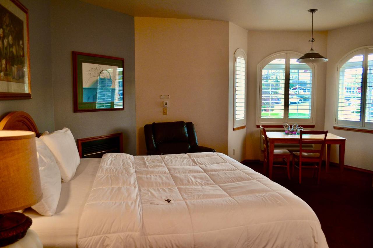 Honeymoon Suite at Anaco Bay Inn