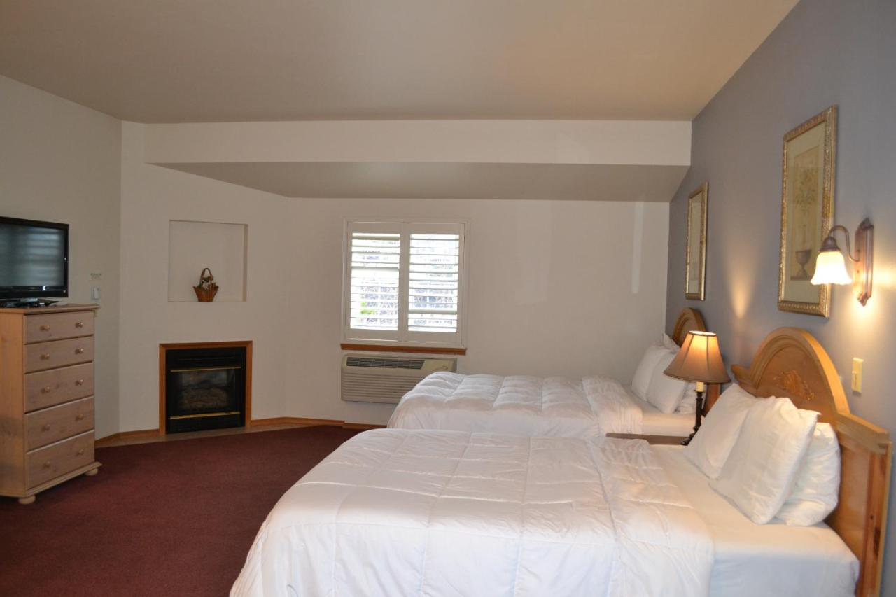 Queen Room with Two Queen Beds at Anaco Bay Inn