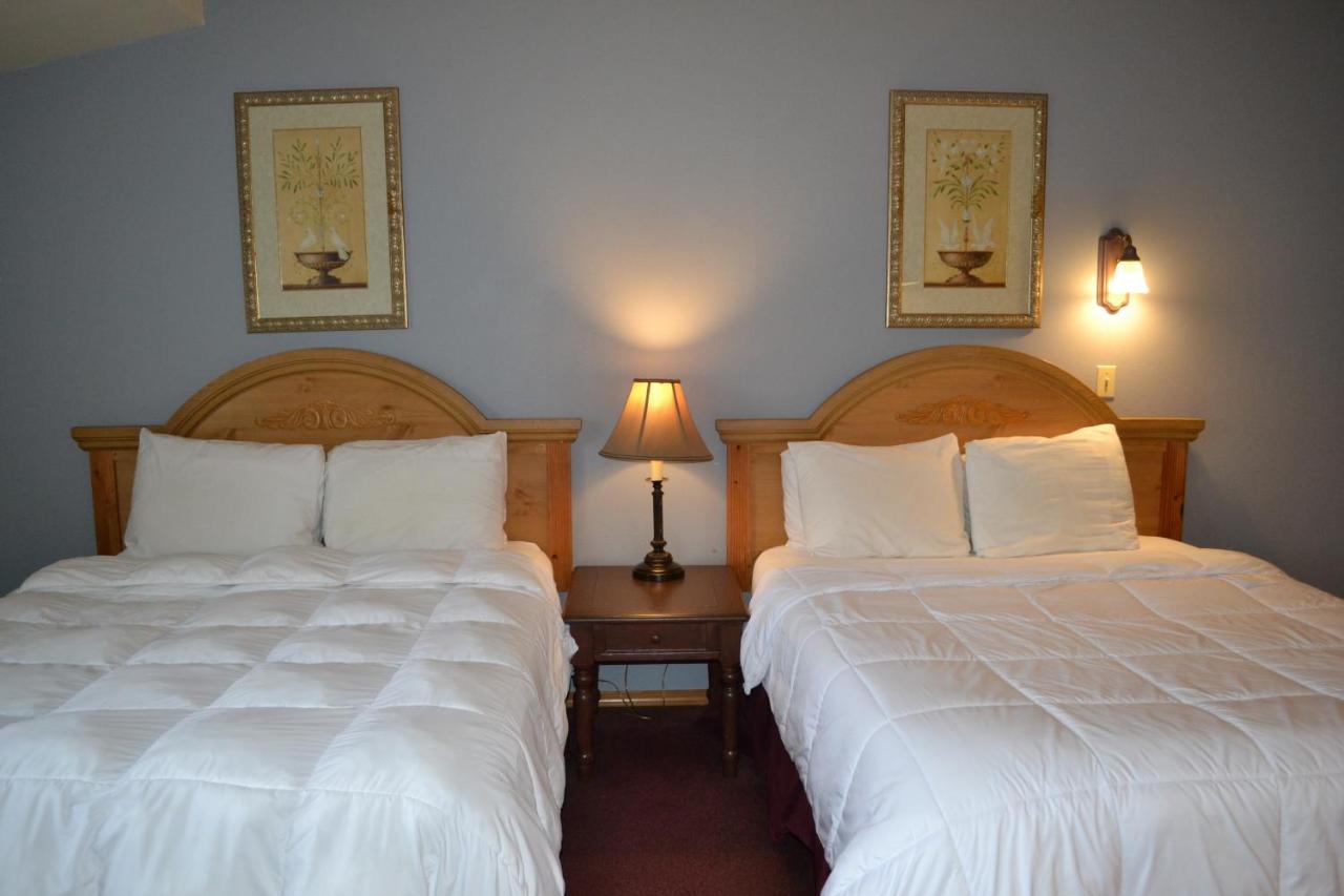 Queen Room with Two Queen Beds at Anaco Bay Inn