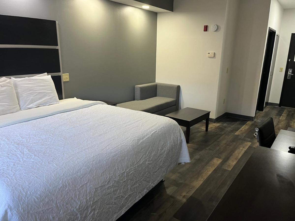 | Sans Boutique Hotel & Suites