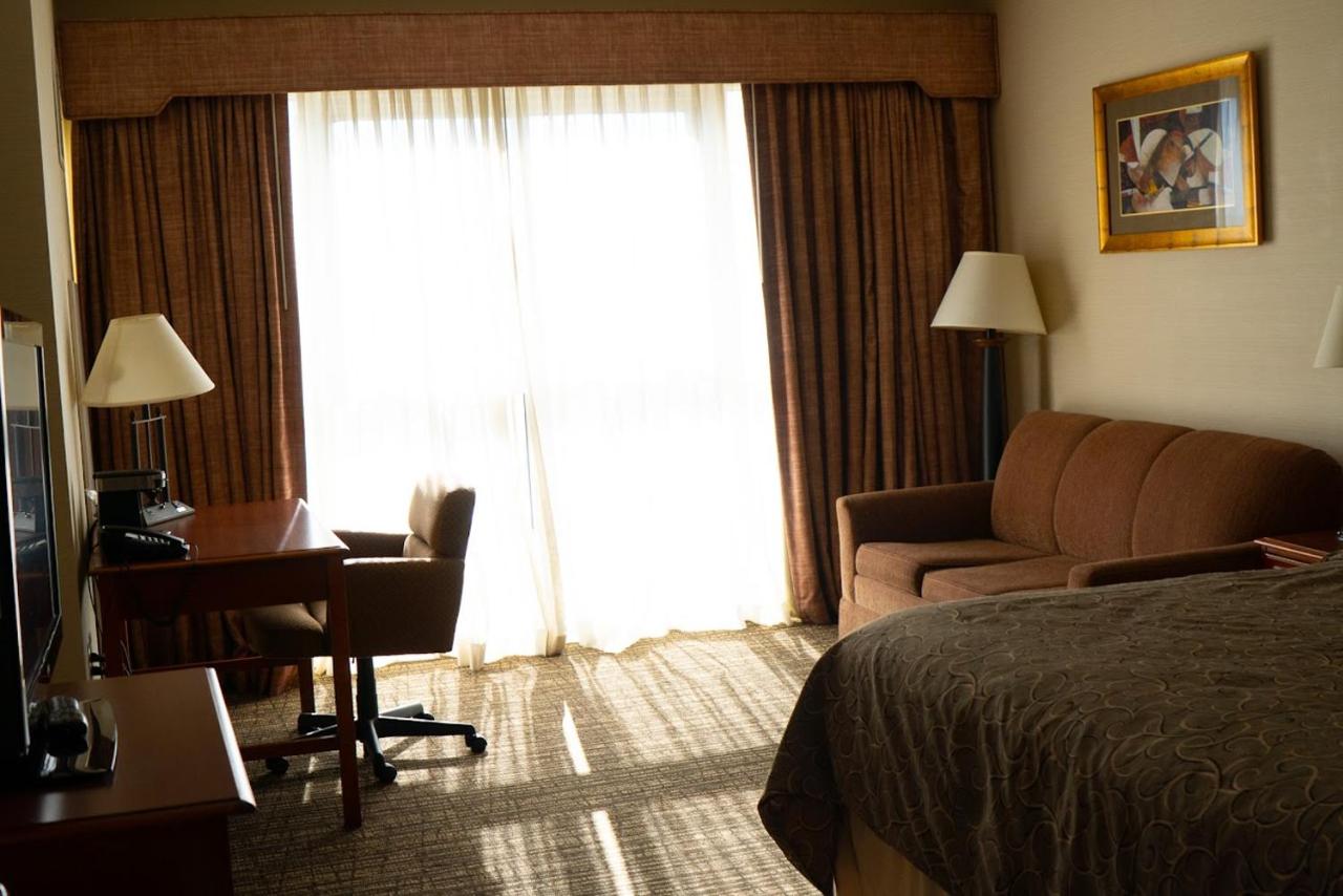 Deluxe King Room at Hotel Topeka at City Center