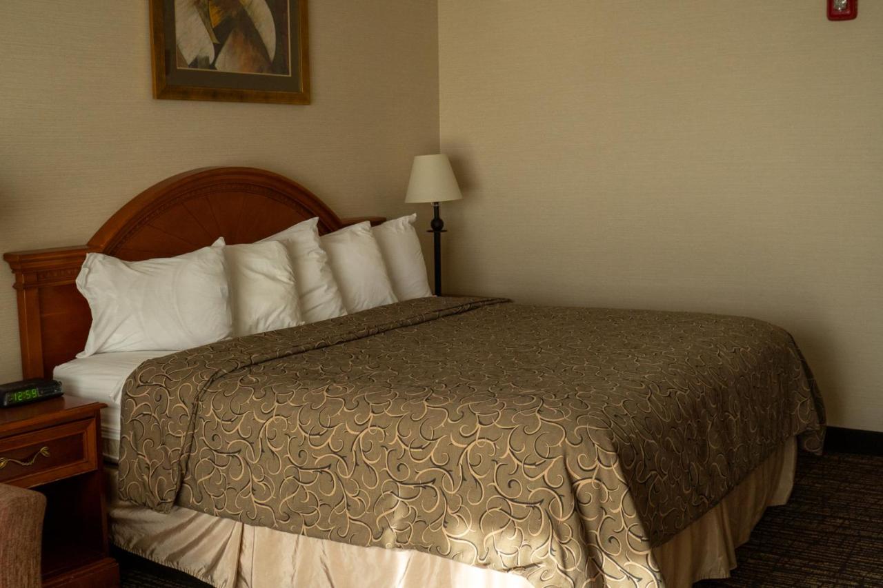 Deluxe King Room at Hotel Topeka at City Center