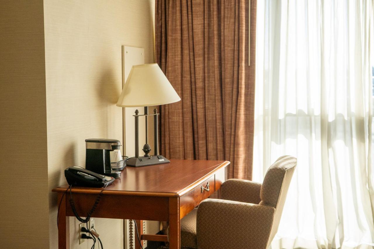 Deluxe King Room at Hotel Topeka at City Center