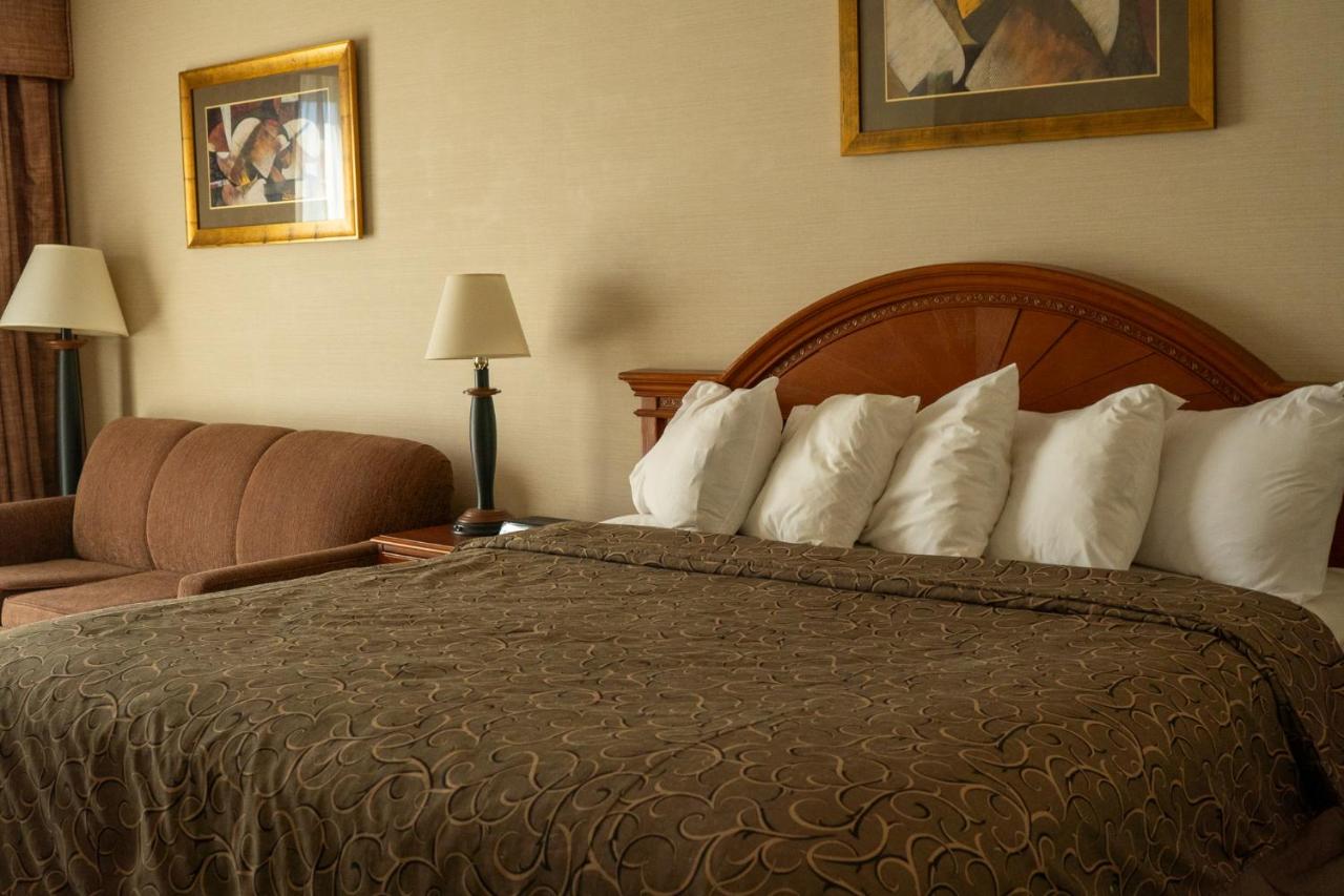 Deluxe King Room at Hotel Topeka at City Center