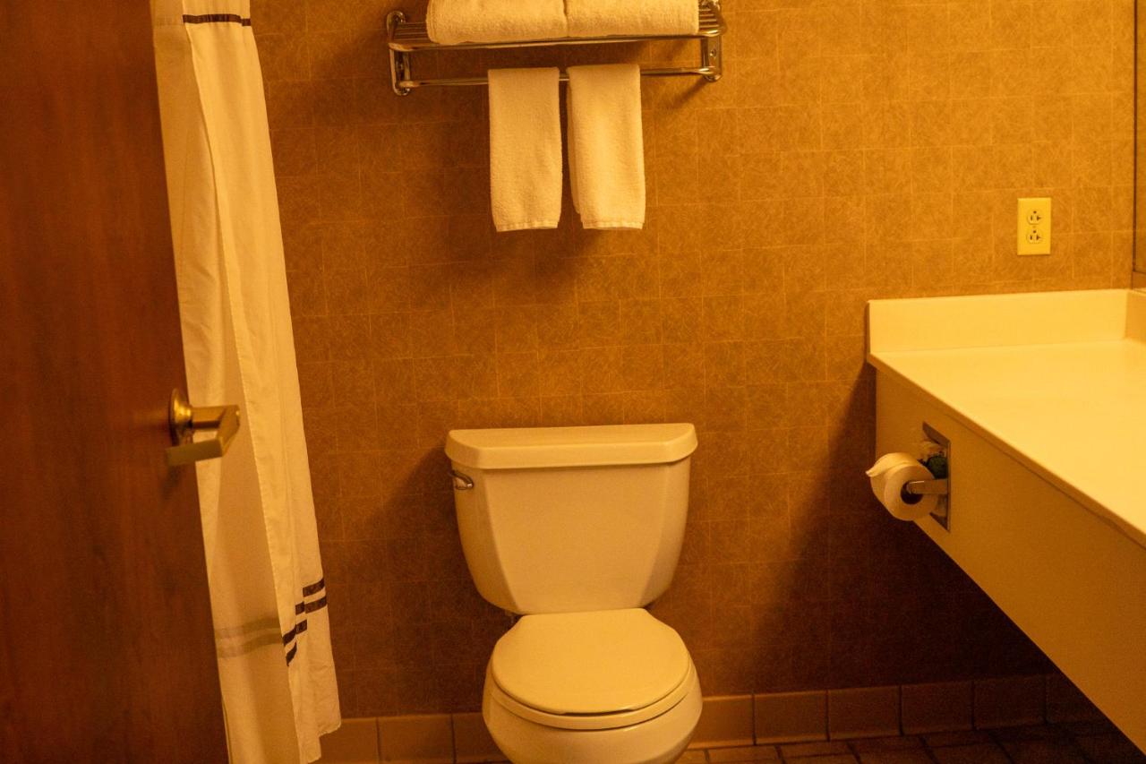 Deluxe King Room at Hotel Topeka at City Center