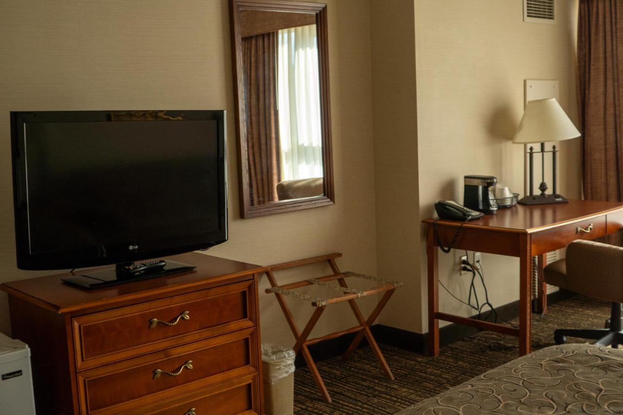 Deluxe King Room at Hotel Topeka at City Center