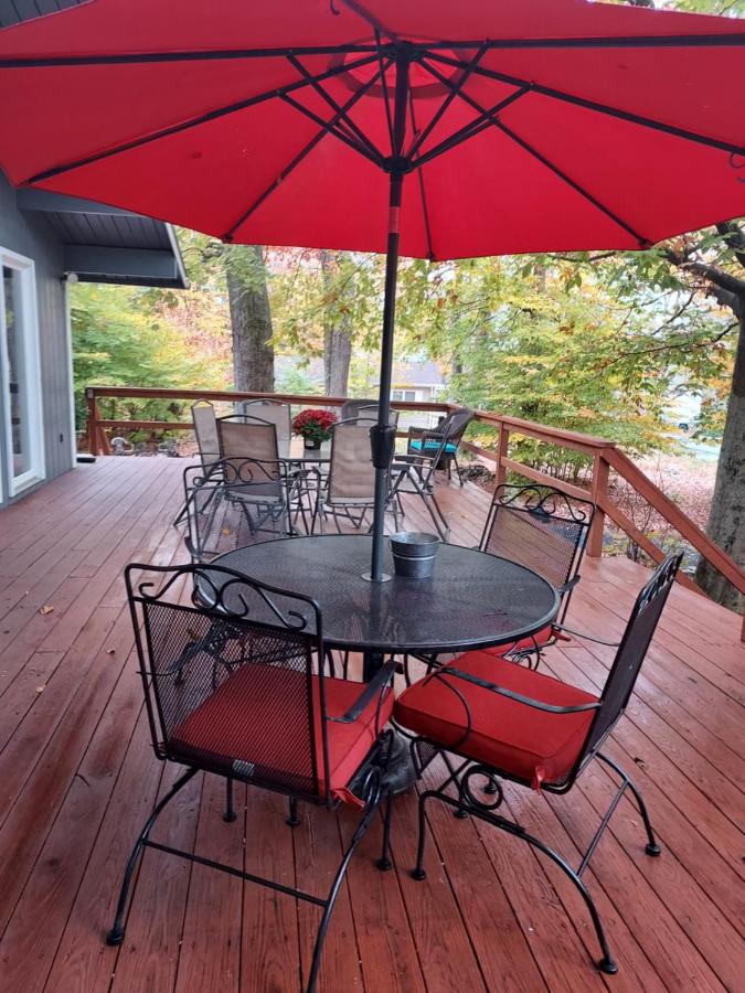 | Chic and Stylish home 4 bedrooms, game room, firepit, minutes from major attractions