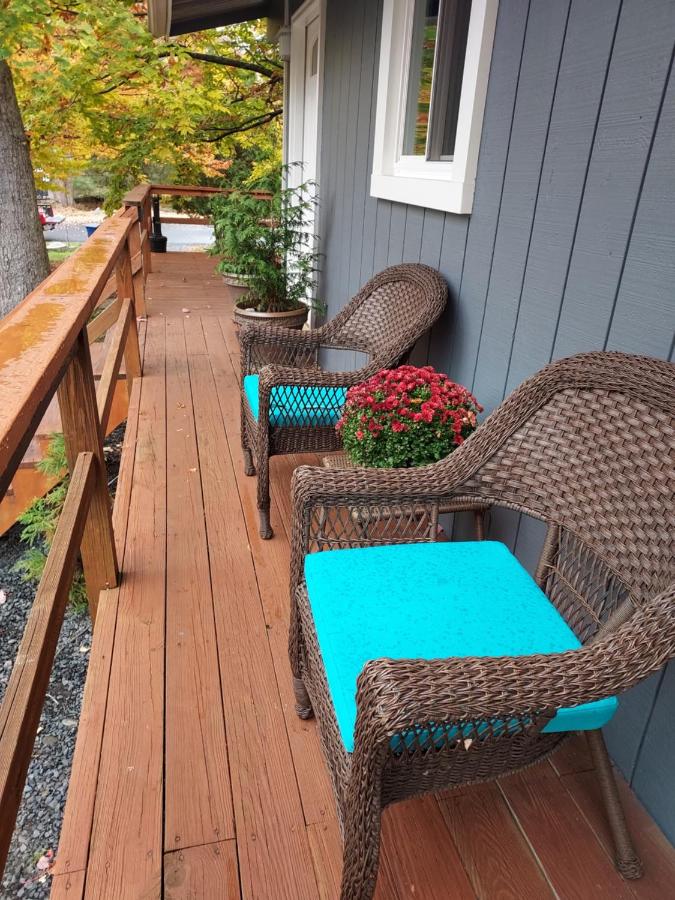 | Chic and Stylish home 4 bedrooms, game room, firepit, minutes from major attractions