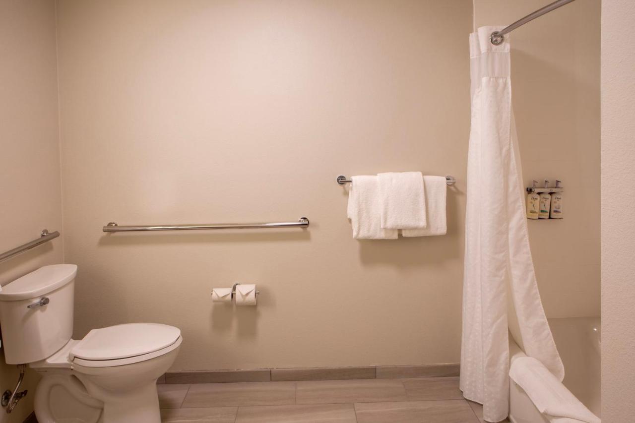 Suite with Mobility Accessible Tub - Non-Smoking at Holiday Inn Express & Suites Sioux City - Southern Hills by IHG