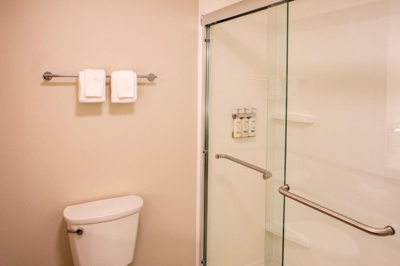 Queen Room with Two Queen Beds at Holiday Inn Express & Suites Sioux City - Southern Hills by IHG