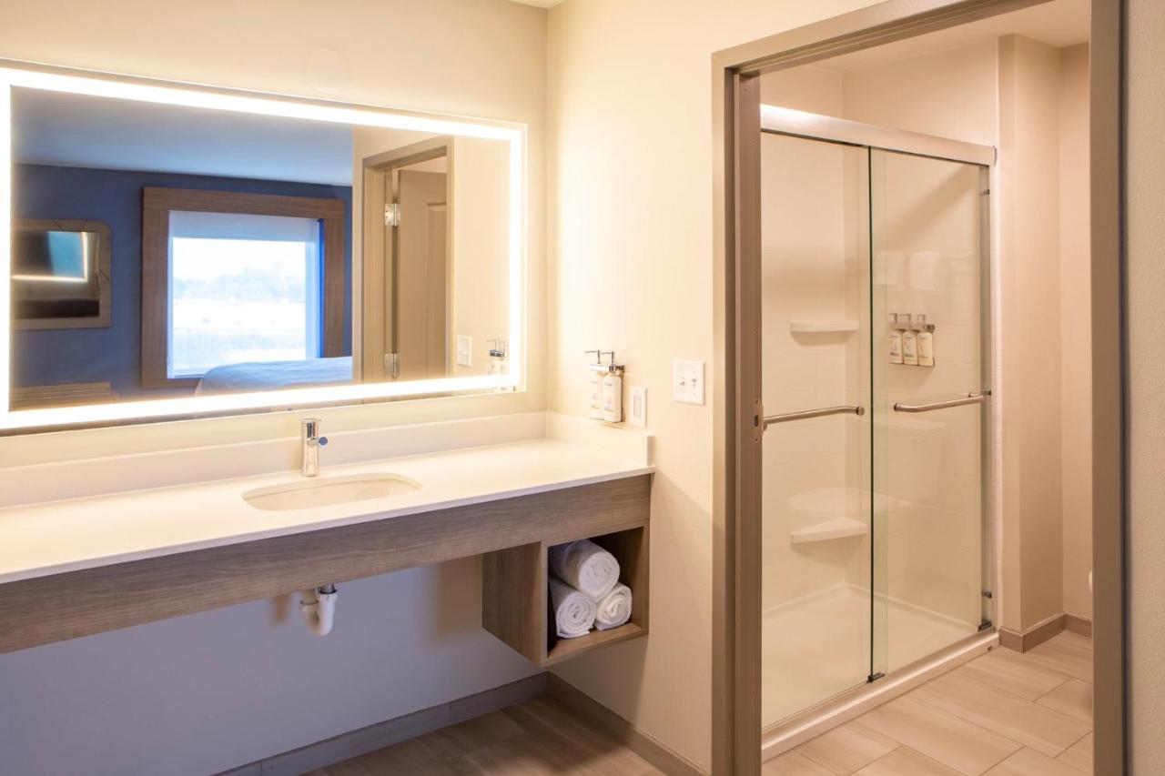 Executive King Suite at Holiday Inn Express & Suites Sioux City - Southern Hills by IHG