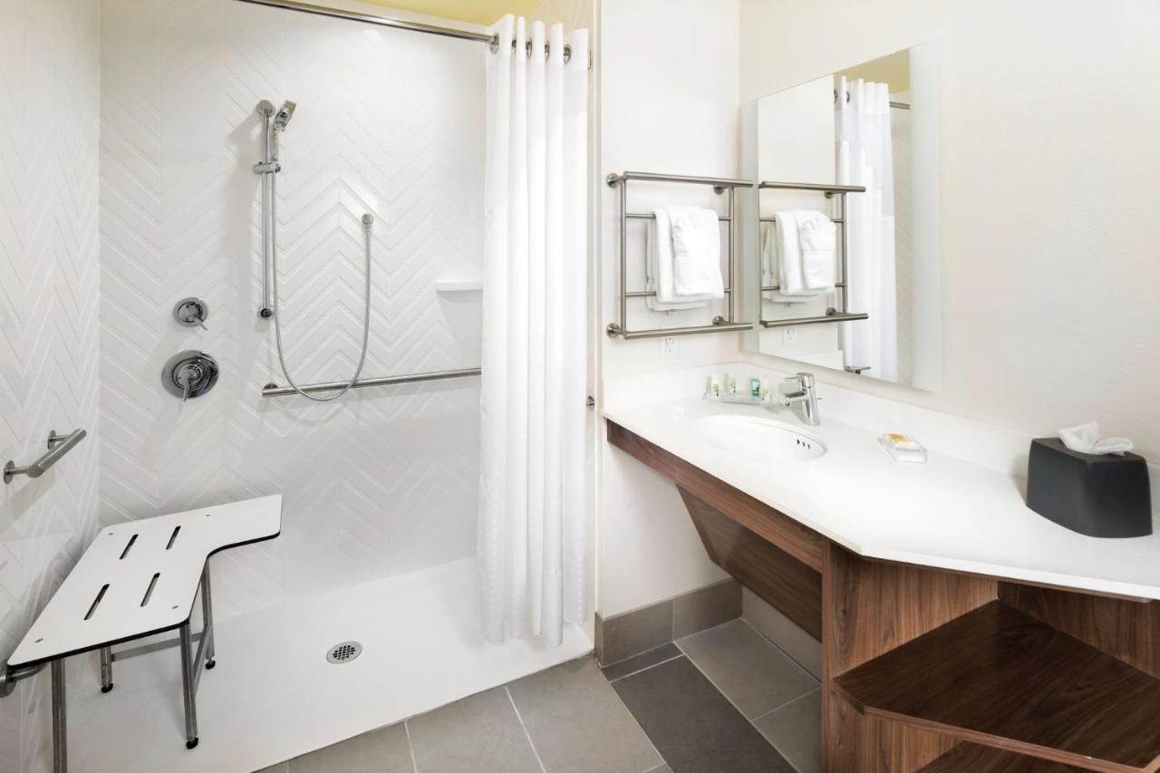 Suite - Mobility Access Roll in Shower/Non-Smoking at Holiday Inn & Suites Arden - Asheville Airport