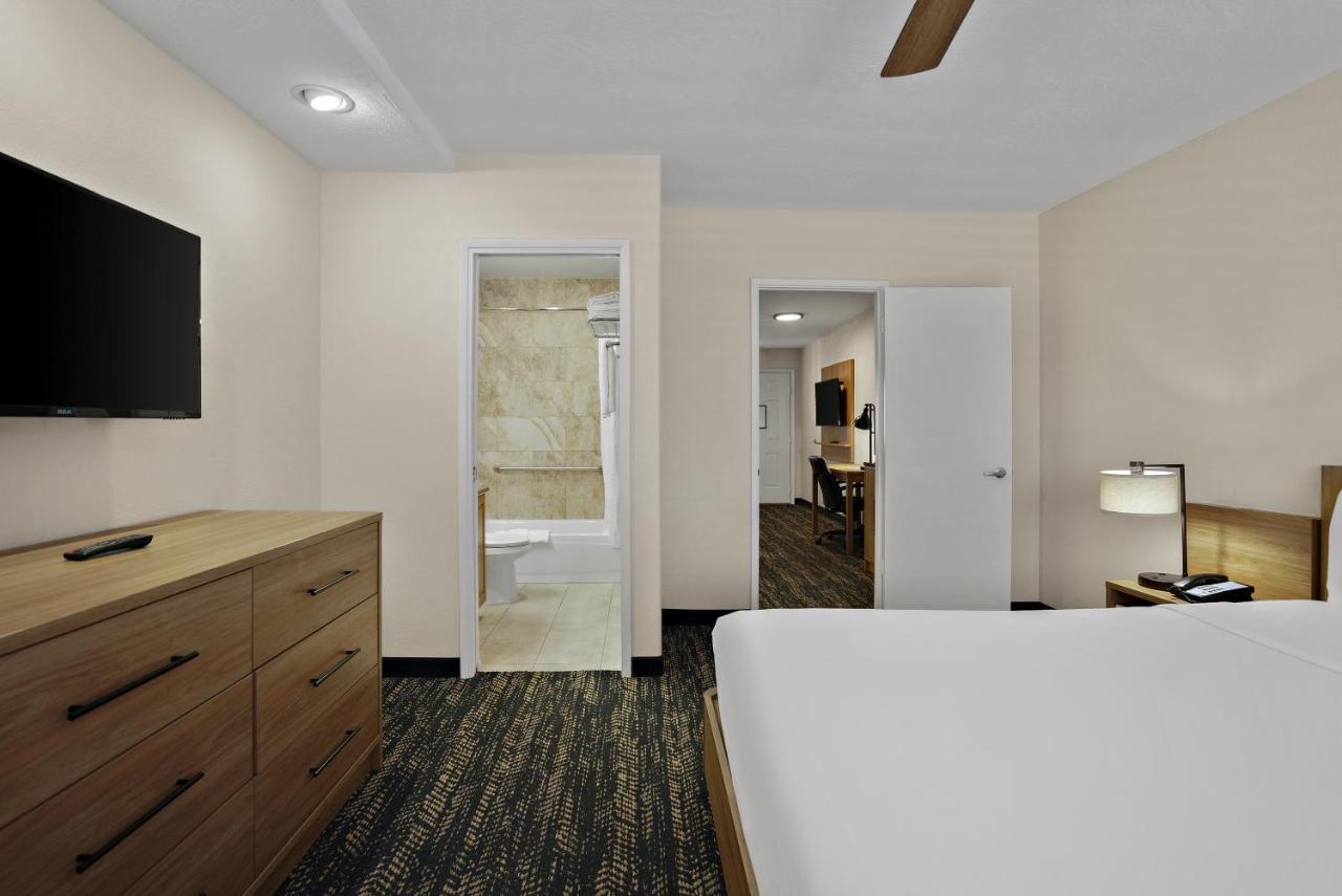 One Bedroom King Suite - Non-Smoking at La Fuente Inn & Suites