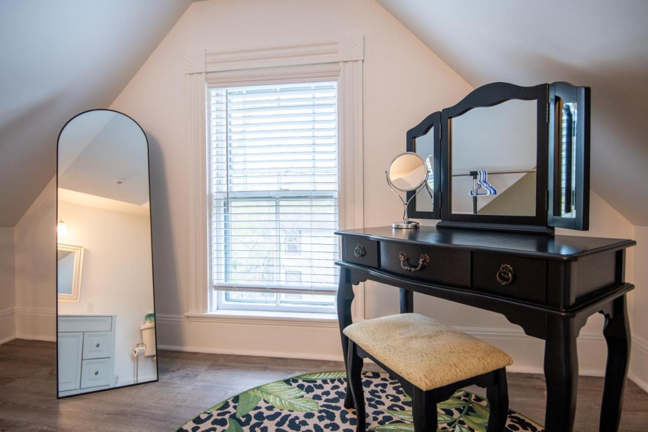 | Sand Bar Cottage Inn