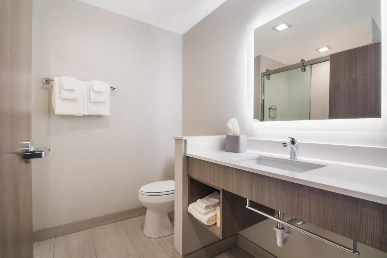 | Holiday Inn Express & Suites - Springdale - Fayetteville Area