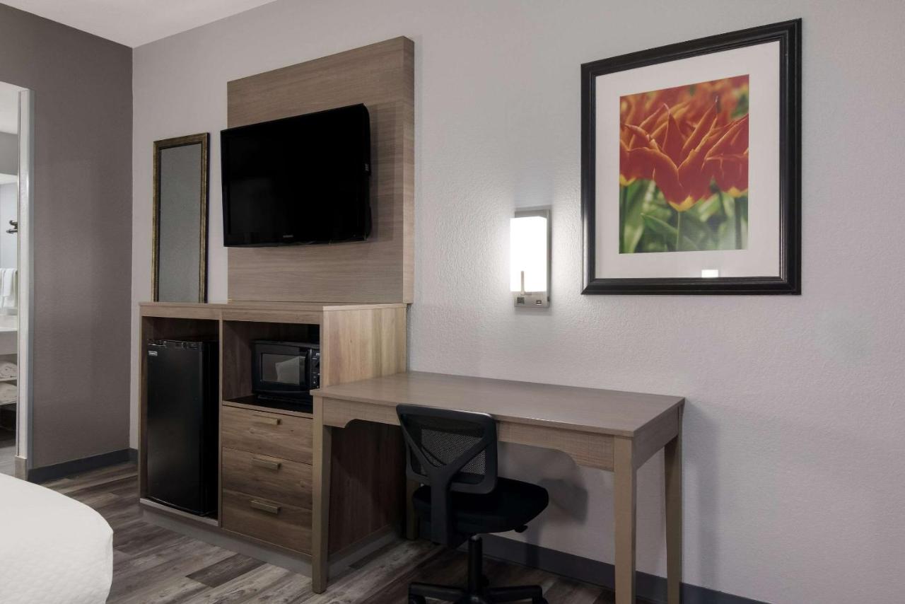 Superior King Room with Sofa Bed - Smoking at Quality Inn near Casinos and Convention Center