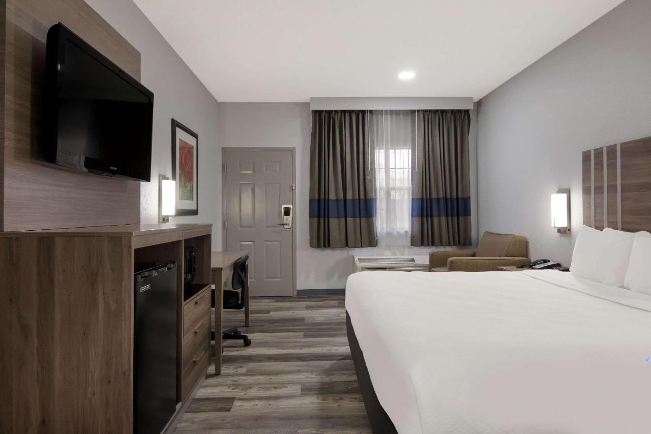 Superior King Room with Sofa Bed - Smoking at Quality Inn near Casinos and Convention Center