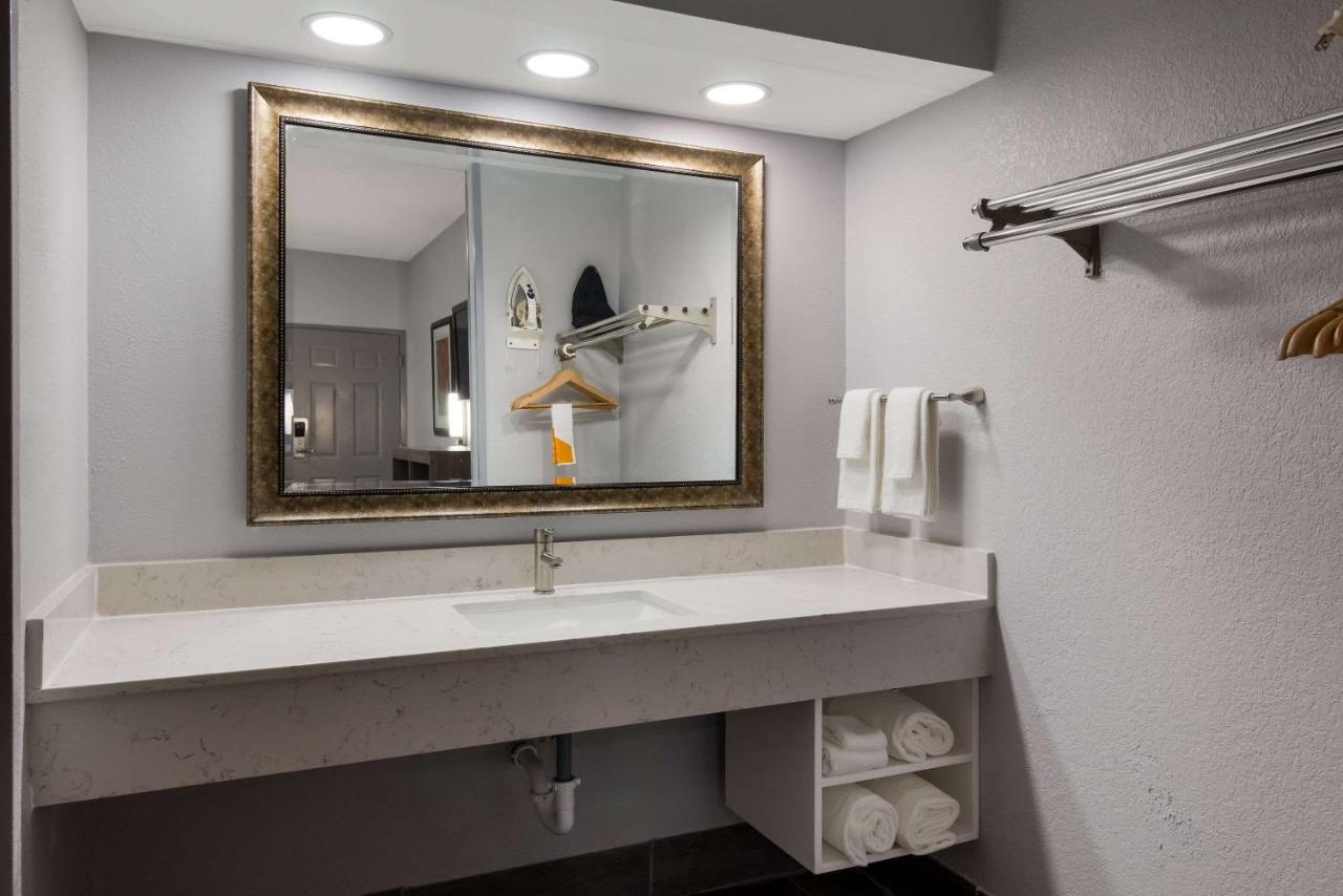 Superior King Room with Sofa Bed - Smoking at Quality Inn near Casinos and Convention Center