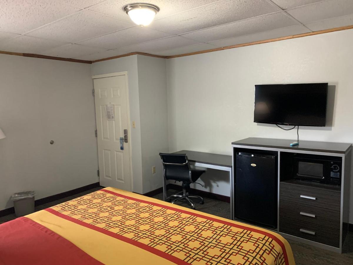 King Room - Non-Smoking at Pigeon Forge Parkway Inn