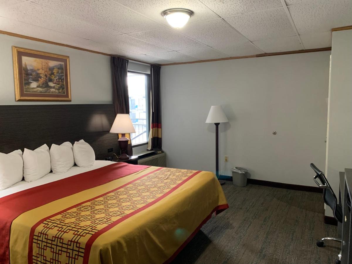 King Room - Non-Smoking at Pigeon Forge Parkway Inn