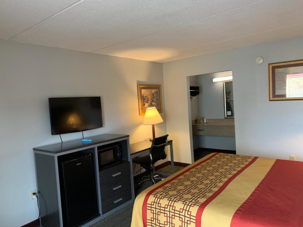 King Room - Non-Smoking at Pigeon Forge Parkway Inn