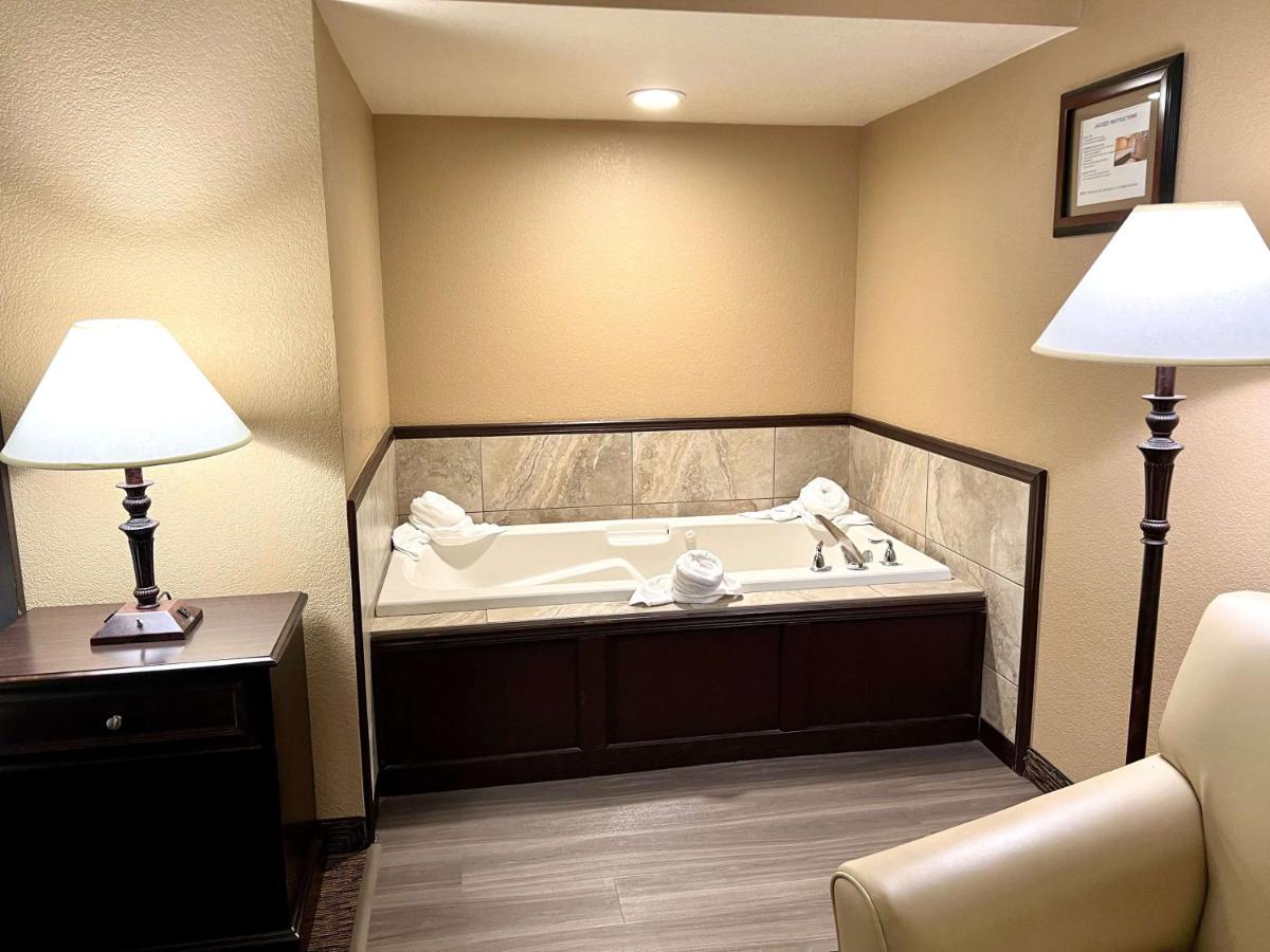 King Room with Spa Bath at Best Western Country Inn