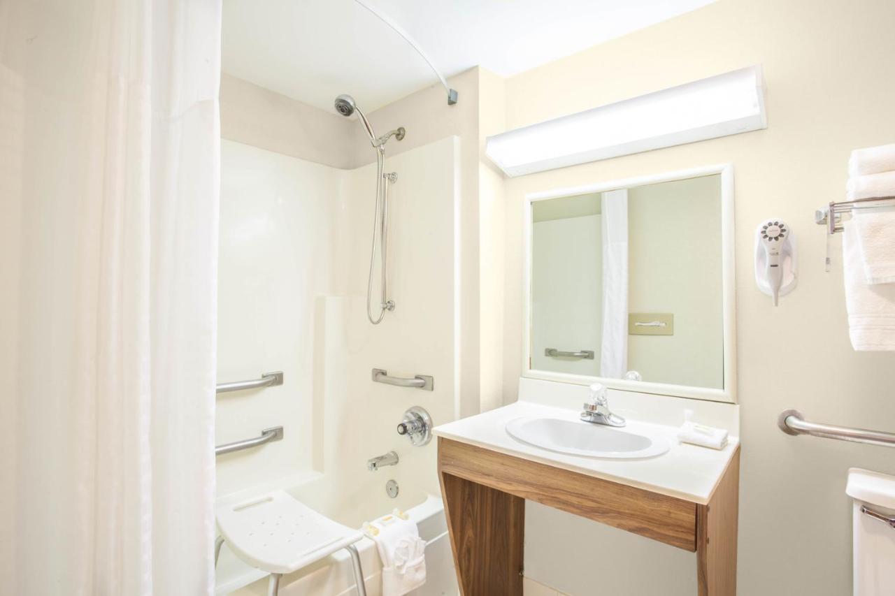 Queen Room - Disability Access/Non-Smoking at Days Inn by Wyndham Glasgow