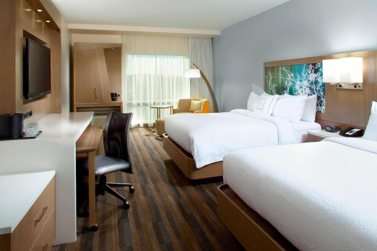 Queen Room with Two Queen Beds at Courtyard by Marriott Knoxville West/Bearden