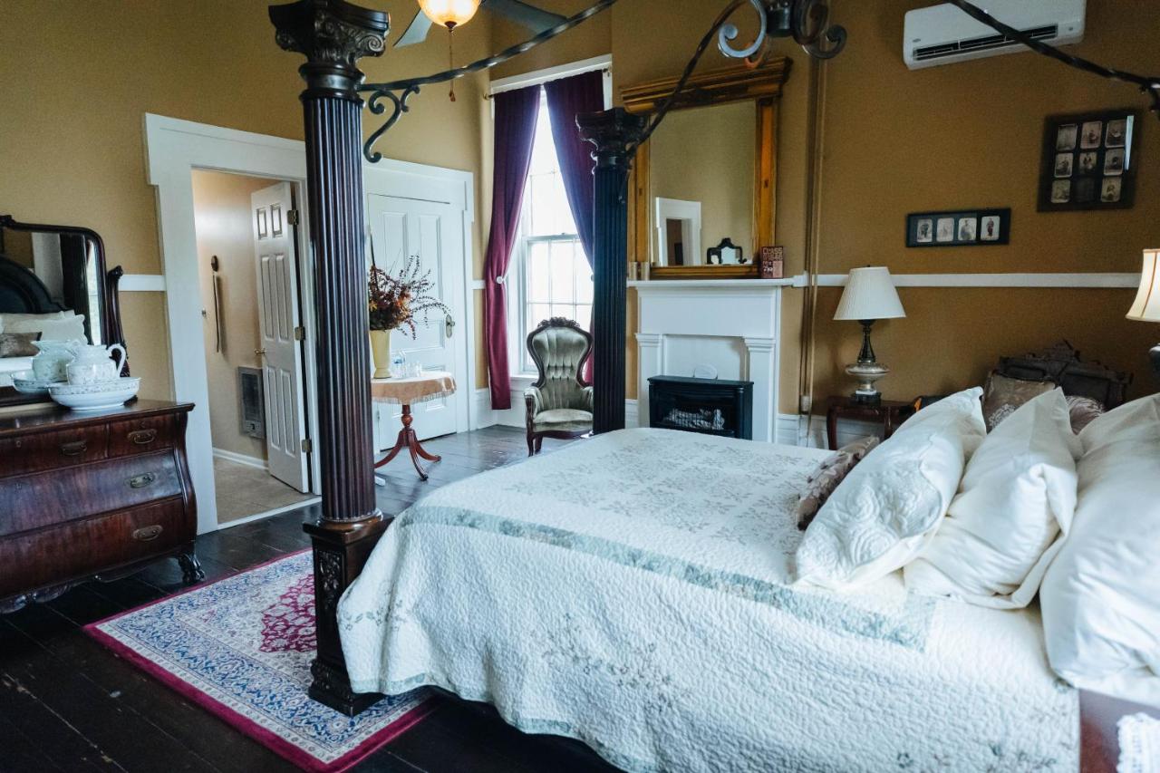 | Maple Hill Manor Bed & Breakfast