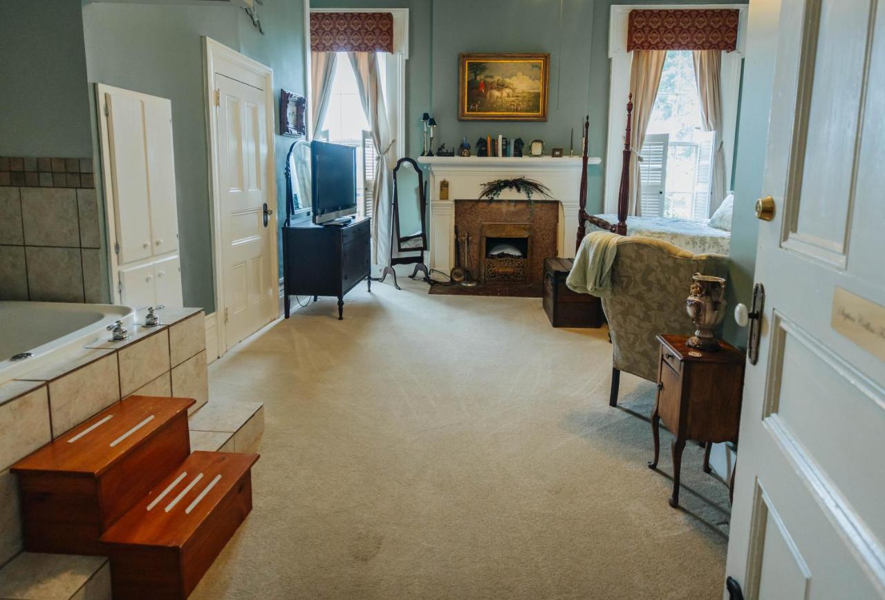 | Maple Hill Manor Bed & Breakfast