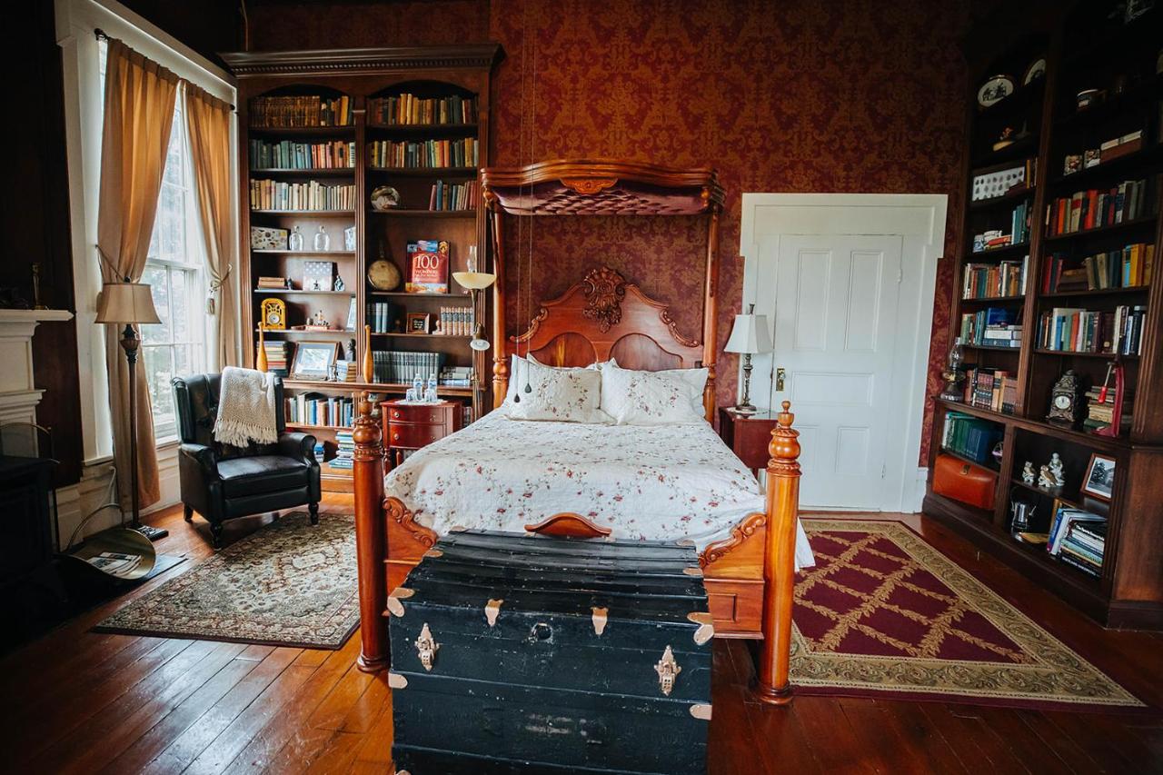 | Maple Hill Manor Bed & Breakfast