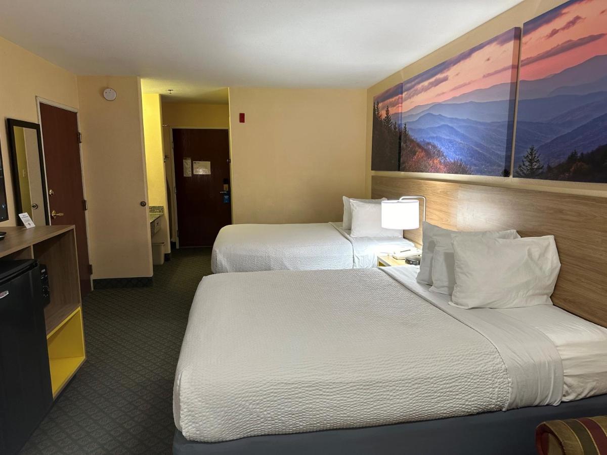 Queen Room with Two Queen Beds - Non-Smoking at Days Inn & Suites by Wyndham Eunice