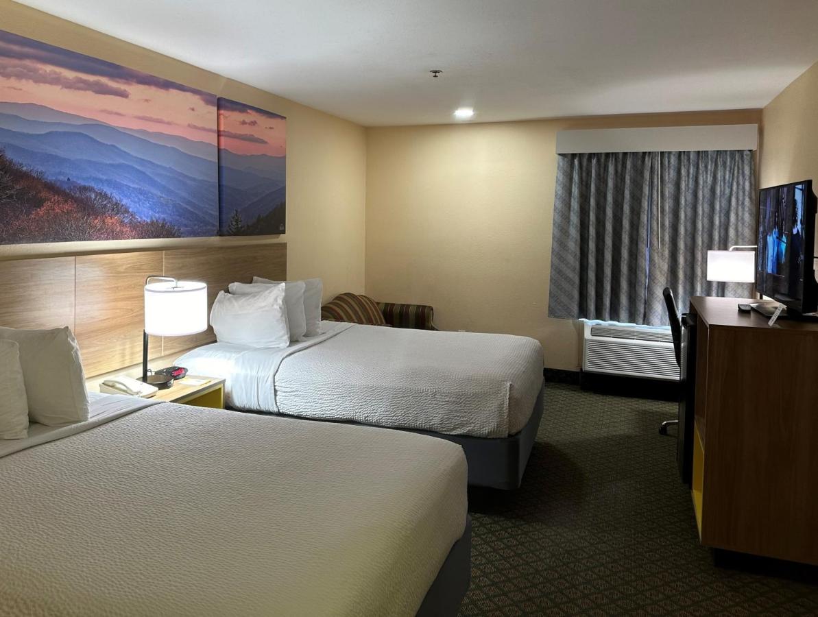 Queen Room with Two Queen Beds - Non-Smoking at Days Inn & Suites by Wyndham Eunice