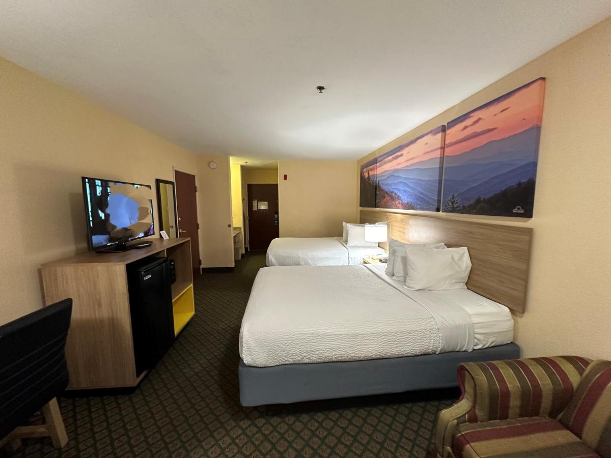 Queen Room with Two Queen Beds - Non-Smoking at Days Inn & Suites by Wyndham Eunice
