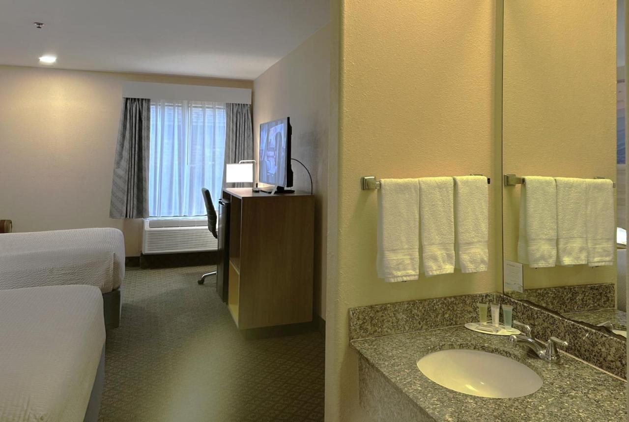 Queen Room with Two Queen Beds - Non-Smoking at Days Inn & Suites by Wyndham Eunice