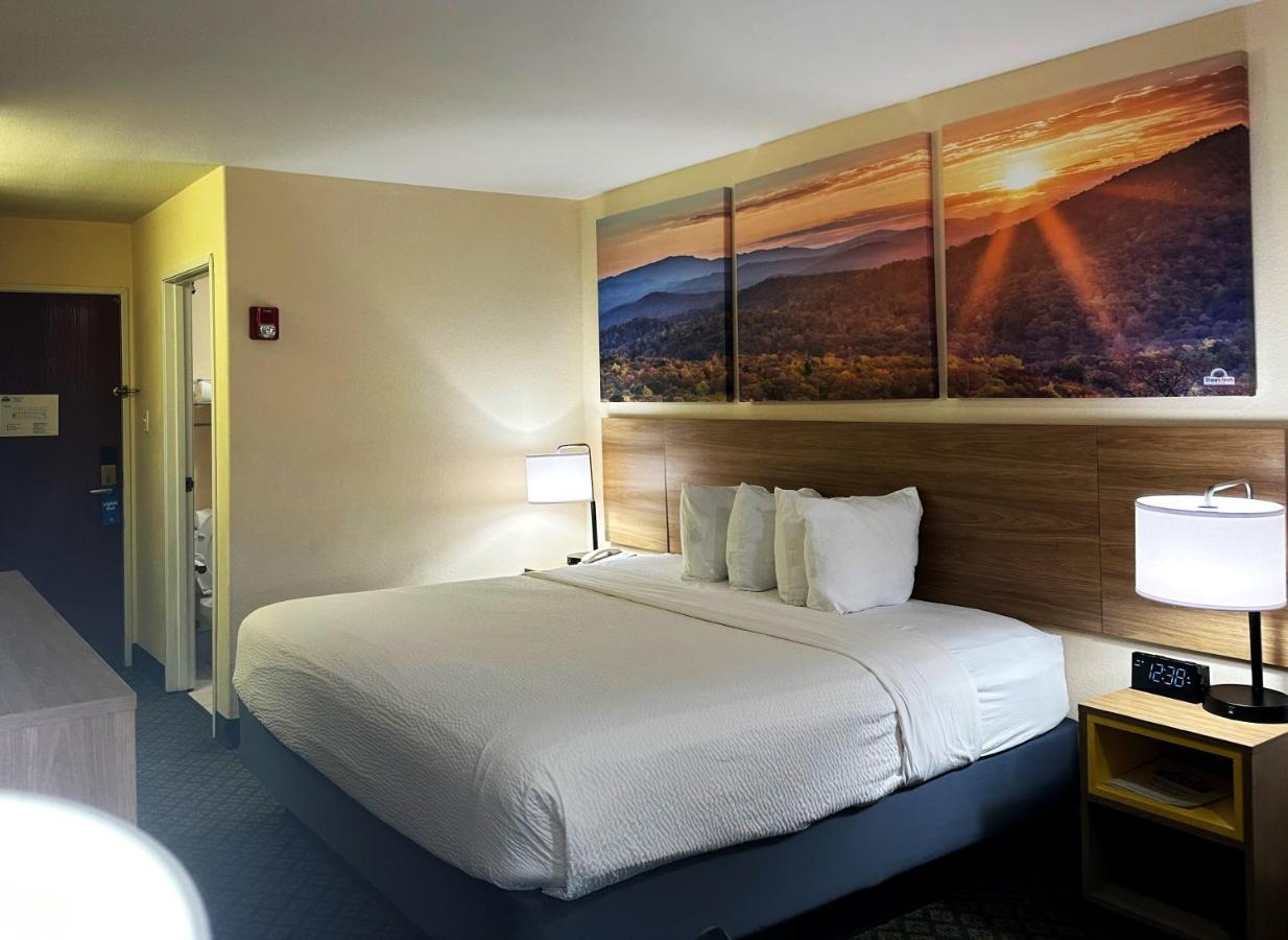 King Room - Disability Access - Non-Smoking at Days Inn & Suites by Wyndham Eunice