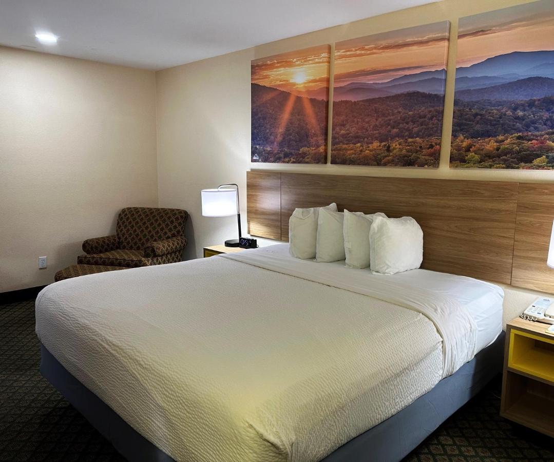 King Room - Non-Smoking at Days Inn & Suites by Wyndham Eunice
