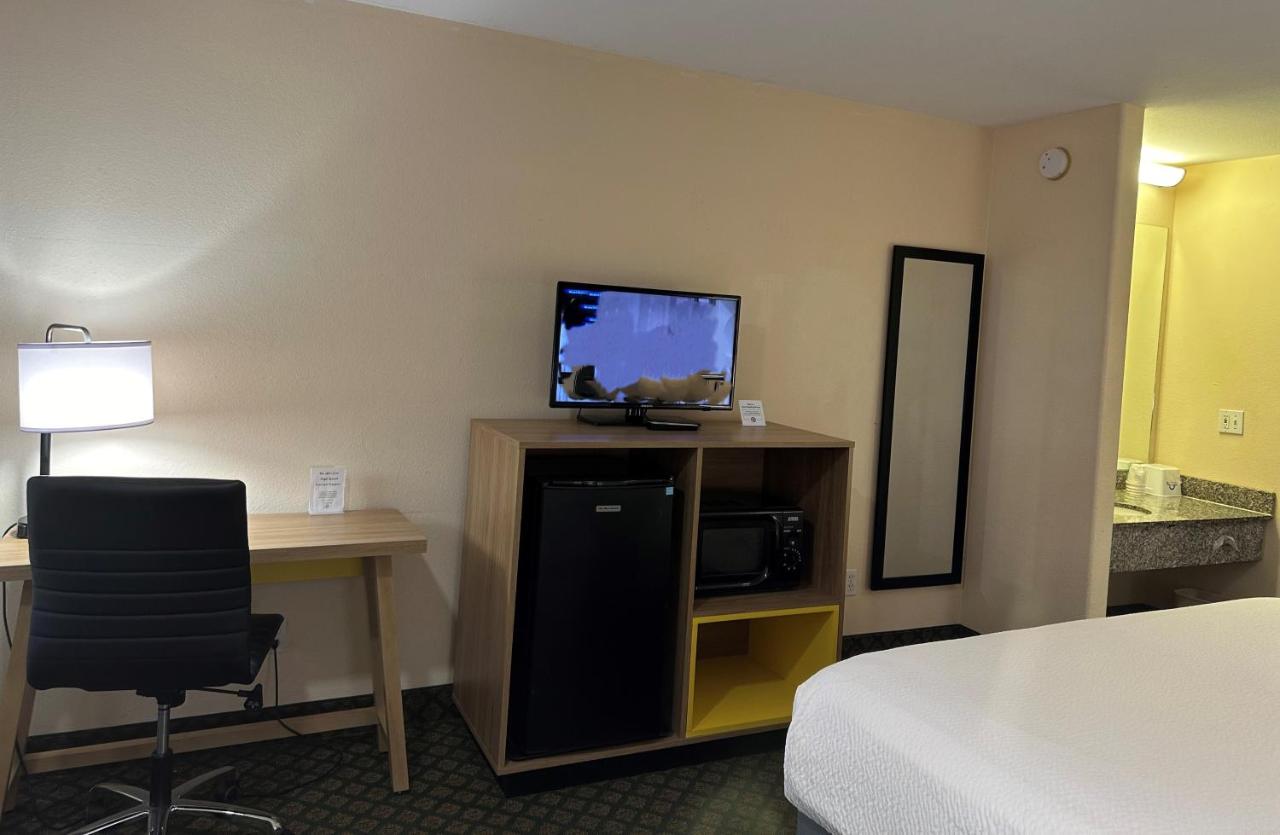 King Room - Disability Access - Non-Smoking at Days Inn & Suites by Wyndham Eunice