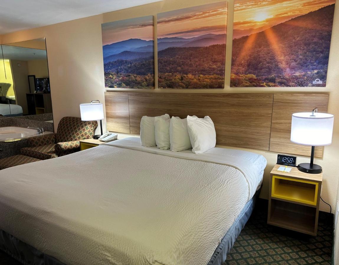 King Suite - Non-Smoking at Days Inn & Suites by Wyndham Eunice