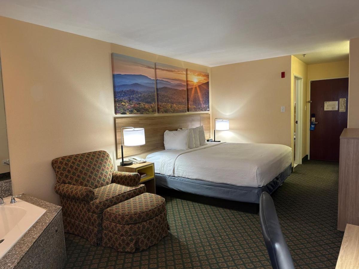 King Suite - Non-Smoking at Days Inn & Suites by Wyndham Eunice