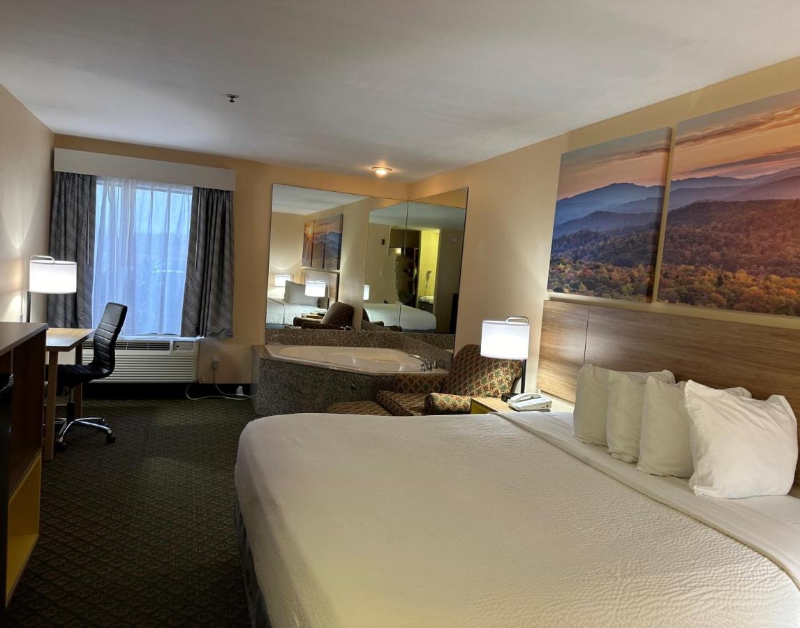 King Suite - Non-Smoking at Days Inn & Suites by Wyndham Eunice
