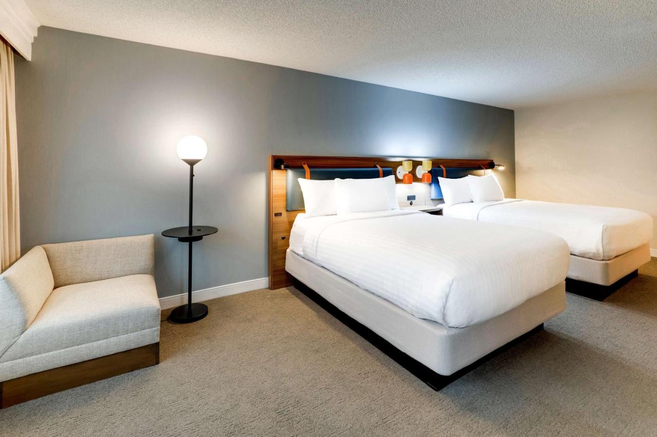Guestroom Two Queens at Sonesta Select San Francisco Airport Oyster Point Waterfront