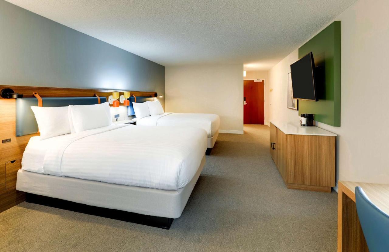 Guestroom Two Queens at Sonesta Select San Francisco Airport Oyster Point Waterfront