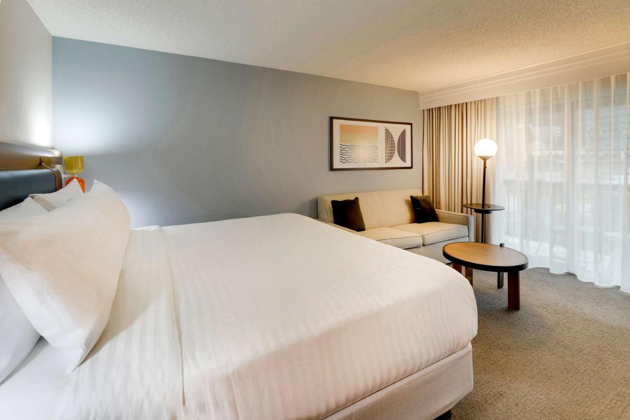 Guestroom King at Sonesta Select San Francisco Airport Oyster Point Waterfront