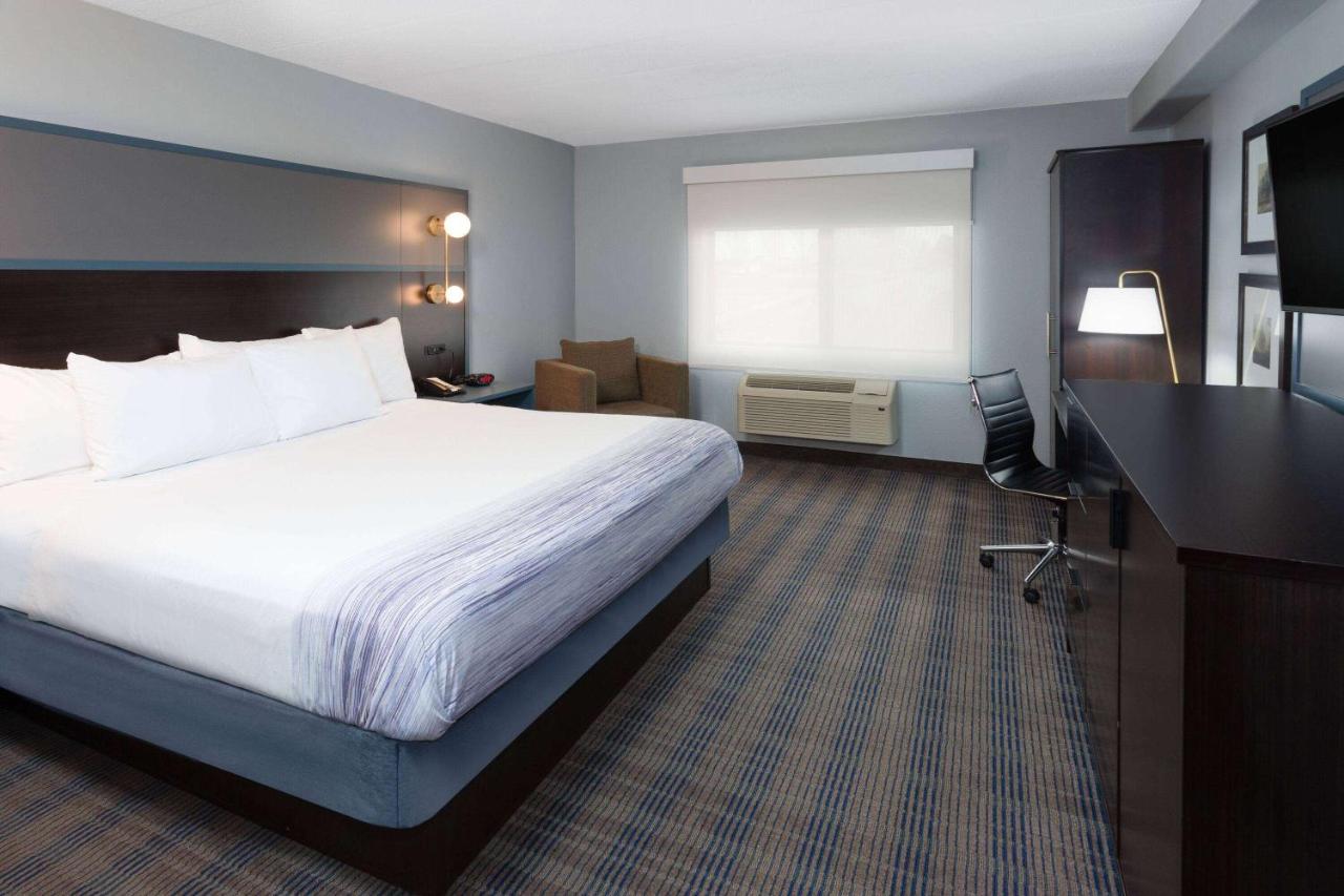 King Room with Roll-in Shower - Mobility Access/Non-Smoking at AmericInn by Wyndham Peoria